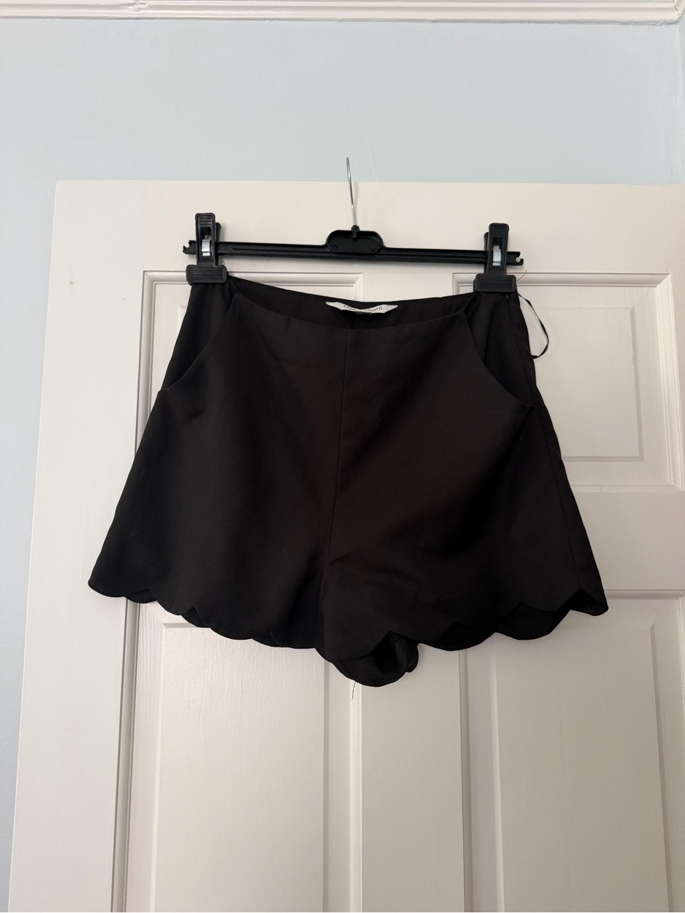 DAVI & DANI Black Scallop-Hem Skort